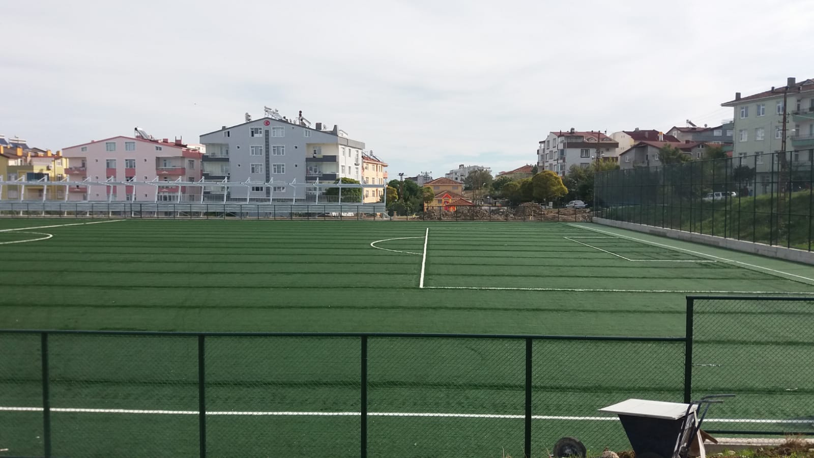 Sinop Gerze Sentetik Çim Yüzeyli Futbol Sahası, 2 Adet 500'er Kişilik Çelik Tribün, Aydınlatmalı ve 2'li Soyunma Odası Yapım İşi